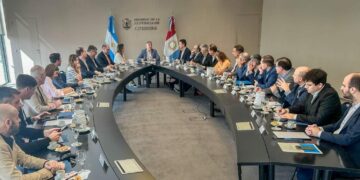 Llaryora prioriza la contención social por sobre la obra pública