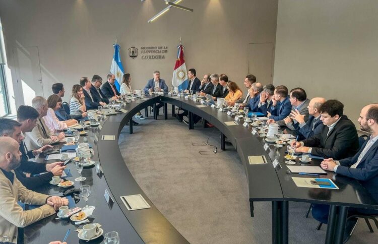 Llaryora prioriza la contención social por sobre la obra pública