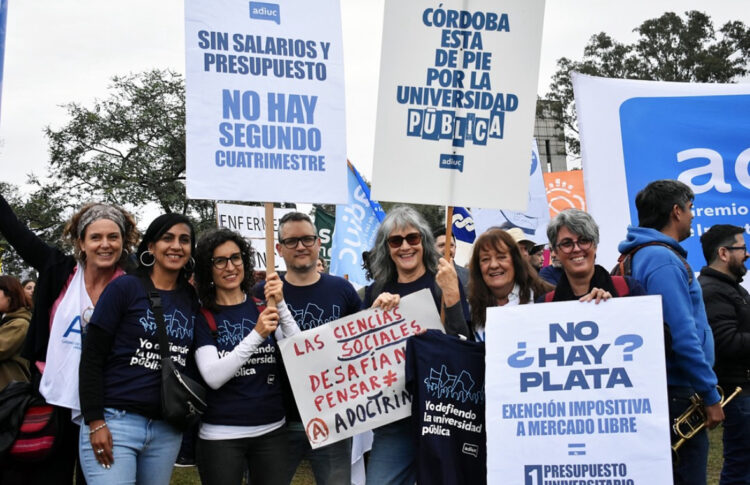 Alertan por un atraso salarial docente del 40%