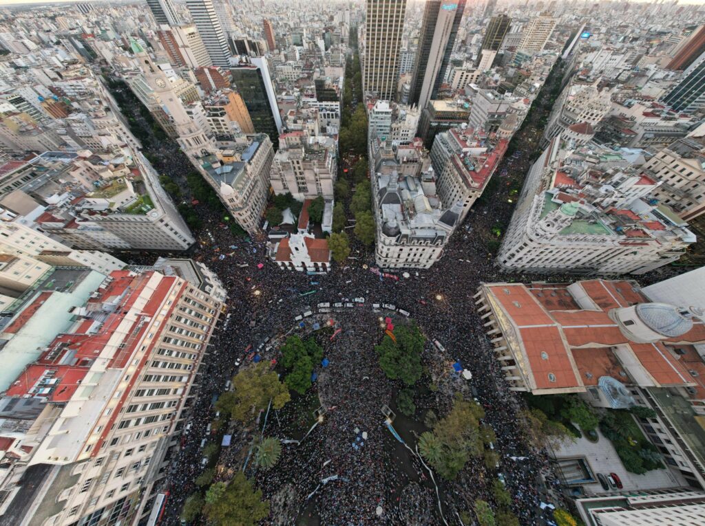 Una multitud transversal se movilizó en contra del plan "motosierra” de Milei en la educación