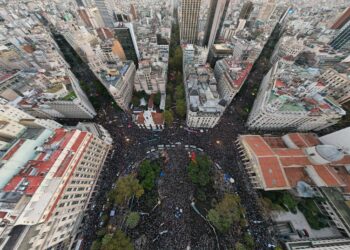 Una multitud transversal se movilizó en contra del plan «motosierra” de Milei en la educación