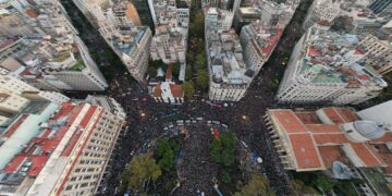 Una multitud transversal se movilizó en contra del plan «motosierra” de Milei en la educación