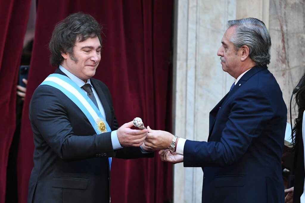 Alberto Fernández le respondió a Milei: "Mi perro no me aconseja (y está vivo)"