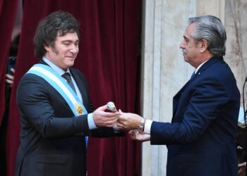 Alberto Fernández le respondió a Milei: «Mi perro no me aconseja (y está vivo)»