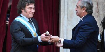Alberto Fernández le respondió a Milei: «Mi perro no me aconseja (y está vivo)»
