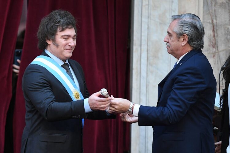Alberto Fernández le respondió a Milei: "Mi perro no me aconseja (y está vivo)"