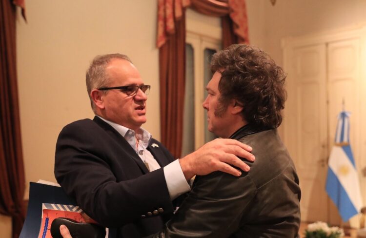 El presidente Milei con el embajador de Israel, Eyal Sela.