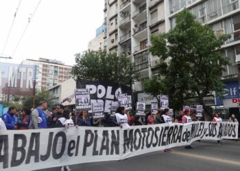 Masiva protesta en Córdoba para reclamar alimentos para comedores