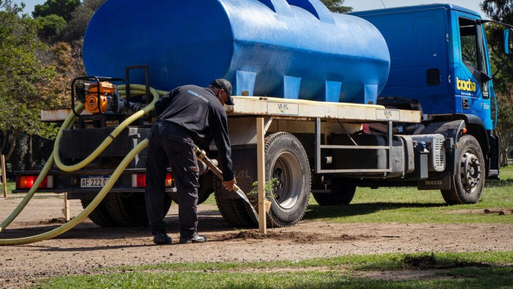 La Municipalidad plantó más de 100 árboles en el Parque Sarmiento y alrededores de la escuela Hipólito Vieytes