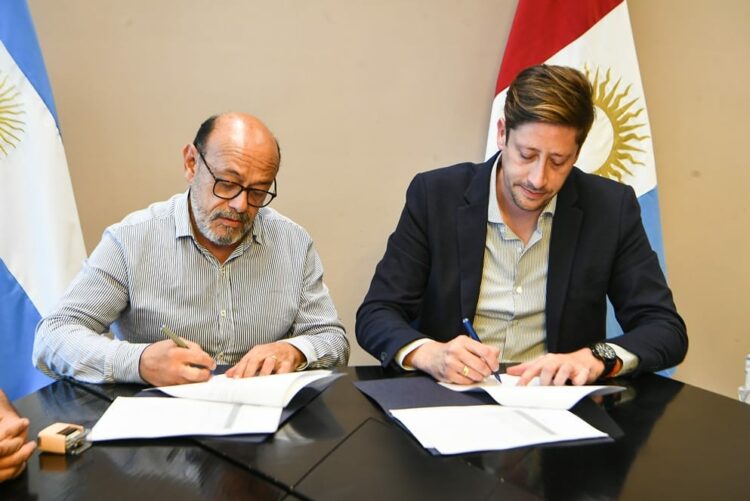 David Consalvi (Provincia) firmó ayer el acuerdo con Sergio Castro (SEP).