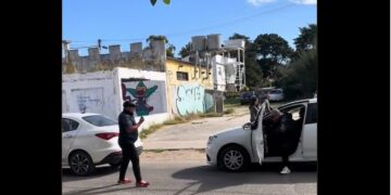 Estaban a punto de irse a las piñas por una discusión de tránsito, se reconocieron y terminaron a los abrazos
