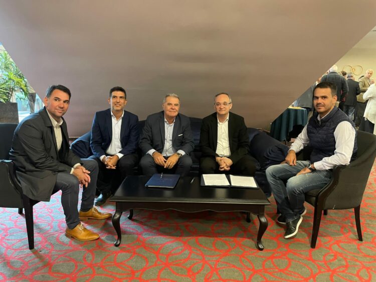 Busso (centro izquierda) y otros funcionarios reunidos con  autoridades de Visec.