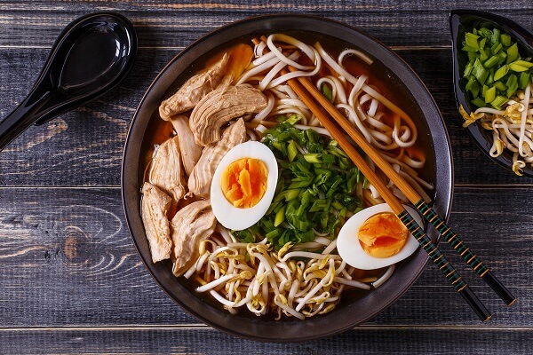 Qué es y cómo hacer "ramen", el viral plato japonés de muy pocos ingredientes