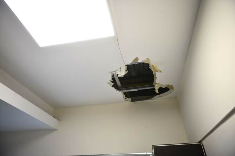 Los ladrones hicieron un boquete en el techo y se llevaron la caja fuerte.
