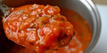 Dejó una reseña negativa sobre una salsa de tomate y la detuvieron