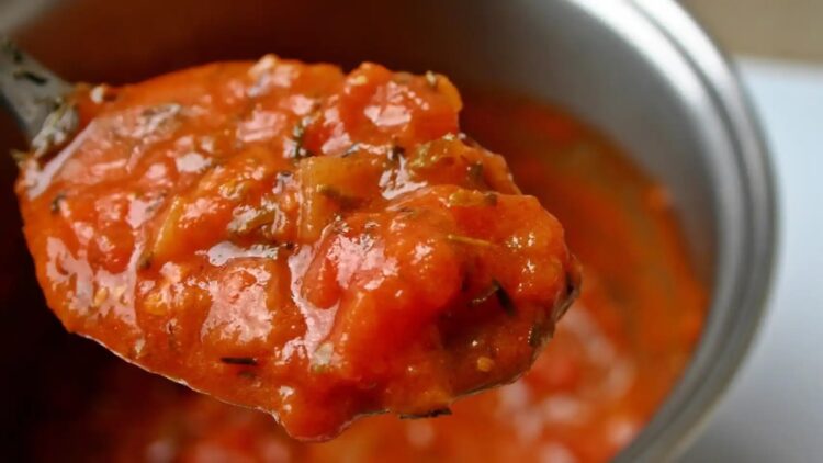 Dejó una reseña negativa sobre una salsa de tomate y la detuvieron