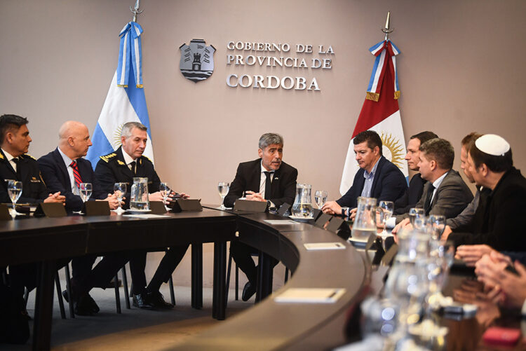 El ministro Quinteros se reunió con líderes de la comunidad religiosa.