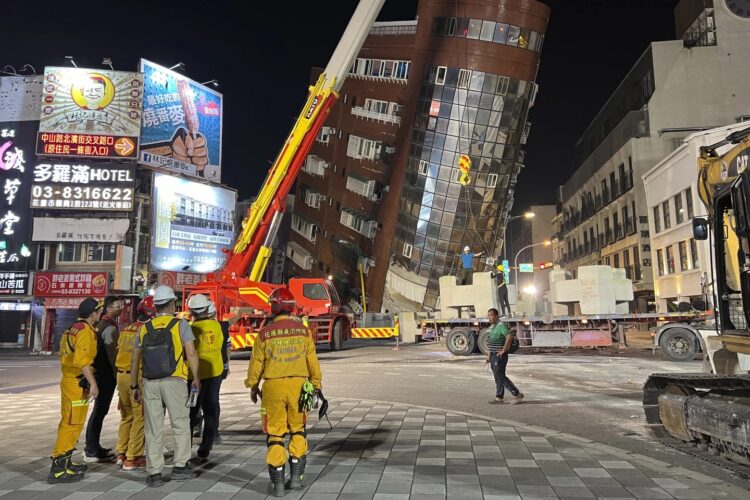 Una grúa trabaja junto a un edificio colapsado tras el terremoto en Hualien.