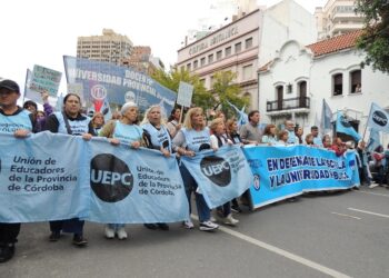 Amplia participación de los gremios estatales en la movilización universitaria