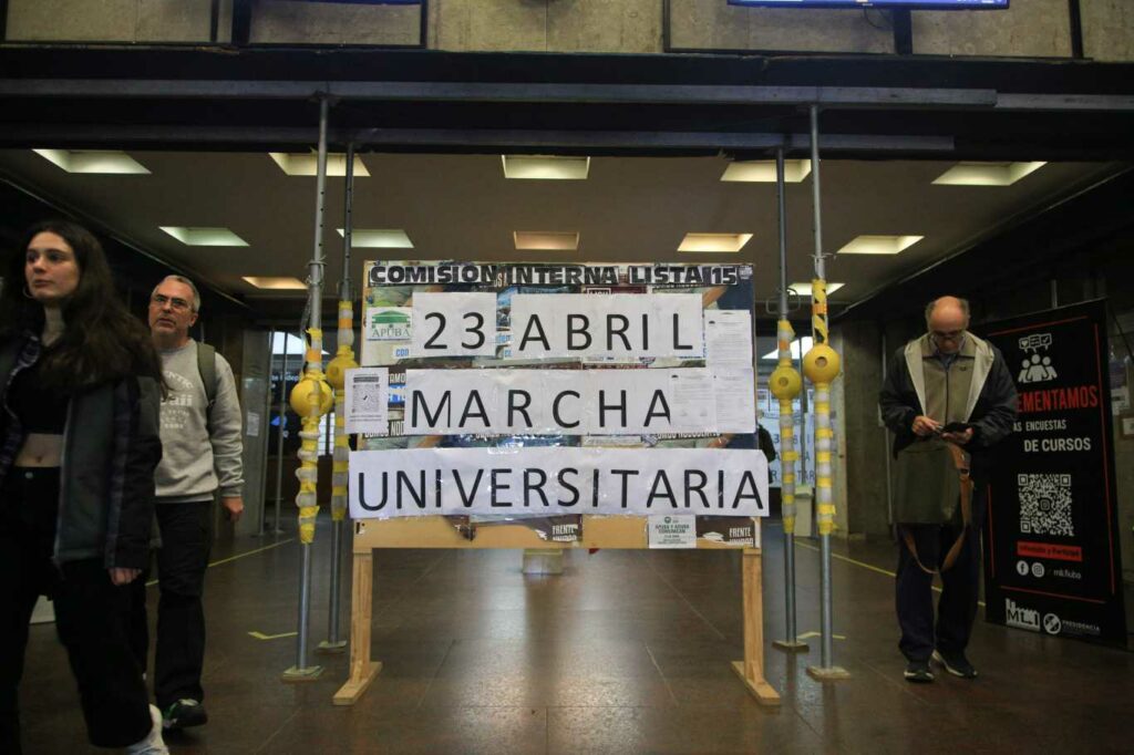 La comunidad universitaria se moviliza hoy en todo el país en defensa de la educación pública