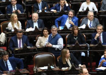 Unión por la Patria pidió una sesión para tratar el mega DNU el martes y busca complicar la votación de la ley Bases