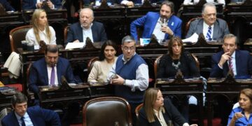 Unión por la Patria pidió una sesión para tratar el mega DNU el martes y busca complicar la votación de la ley Bases