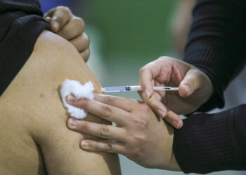 Una nueva vacuna contra el Virus Sincicial Respiratorio está disponible para adultos mayores