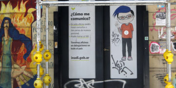 Despiden a empleados del colectivo LGTBIQ+ del Inadi y hay concentraciones en el edificio