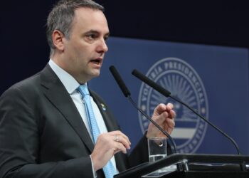 El Gobierno aseguró que la economía comenzó a recuperarse tras tocar el piso de la recesión