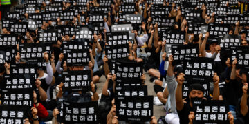 Trabajadores sindicalizados de Samsung realizaron una manifestación para exigir salarios justos
