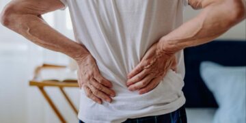Un dolor de espalda recurrente podría ser síntoma de una enfermedad