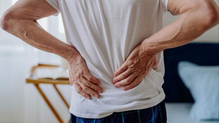 Un dolor de espalda recurrente podría ser síntoma de una enfermedad