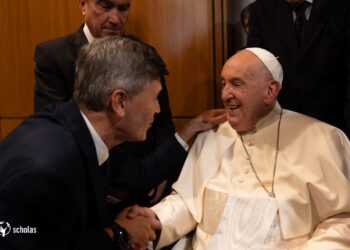 Passerini invitó a Francisco a «construir puentes de diálogo»