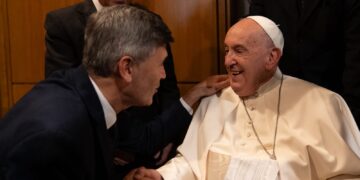 Passerini invitó a Francisco a «construir puentes de diálogo»