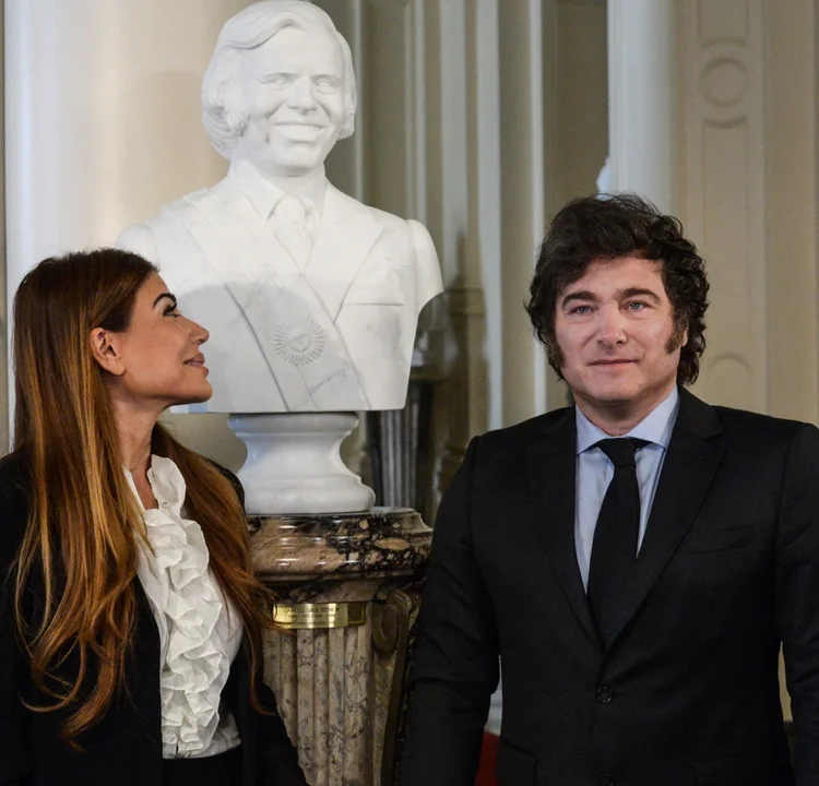 Milei encabezó la inauguración del busto de Carlos Menem en Casa Rosada