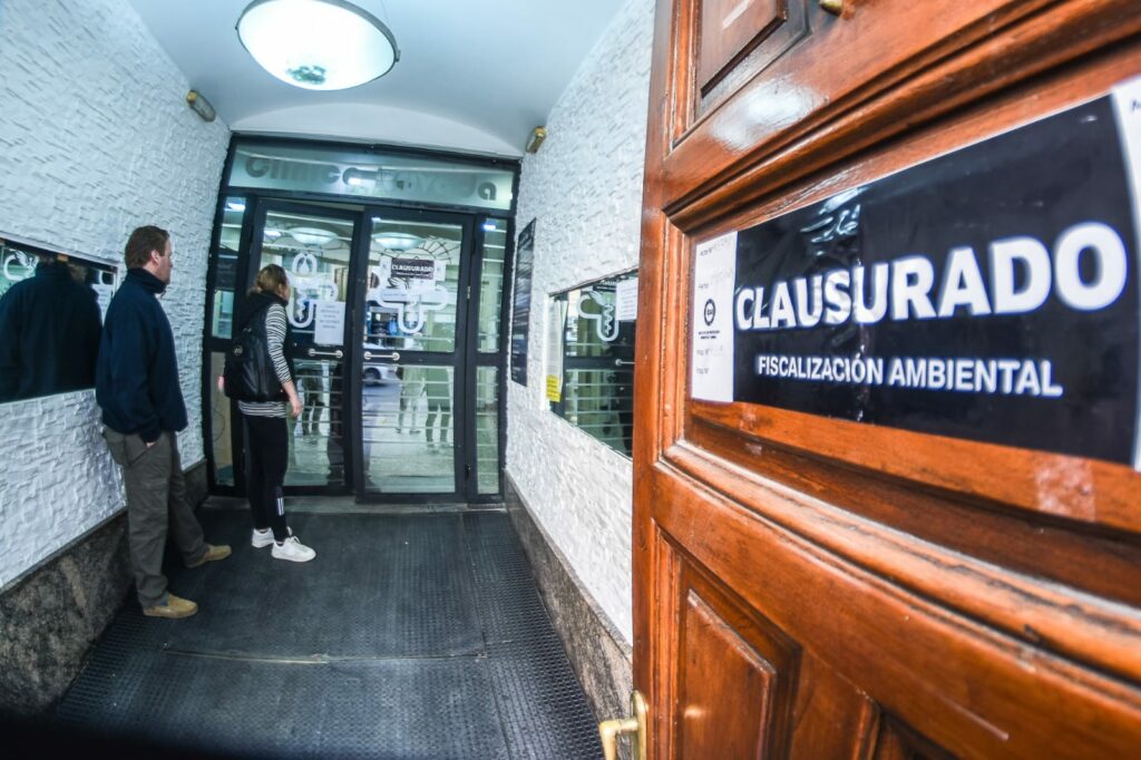 Clausuraron de manera preventiva la clínica Chutro por tirar residuos patógenos en la vía pública