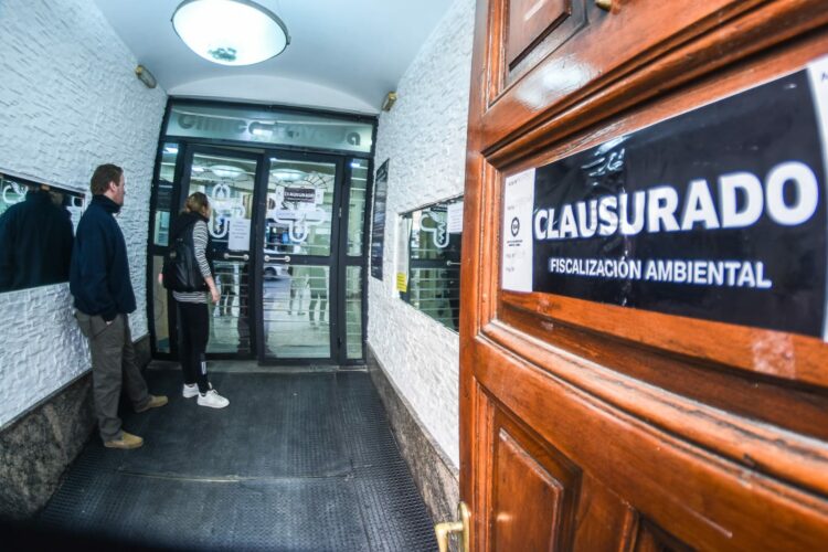 Clausuraron de manera preventiva la clínica Chutro por tirar residuos patógenos en la vía pública