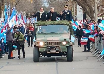 Llaryora presidió el desfile cívico-militar por el 25 de Mayo en Río Cuarto