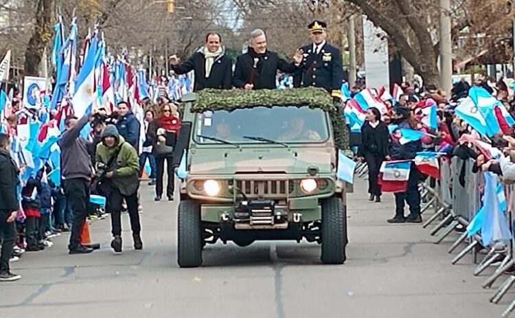 Llaryora presidió el desfile cívico-militar por el 25 de Mayo en Río Cuarto