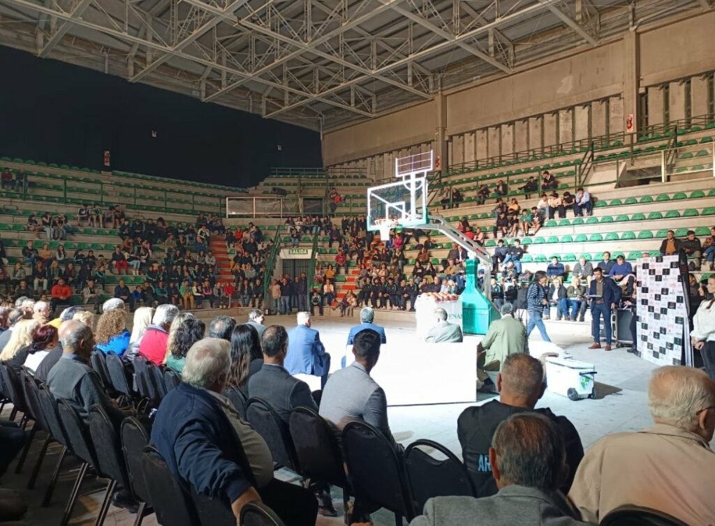 Con la cabeza puesta en Salta, Atenas inauguró su estadio