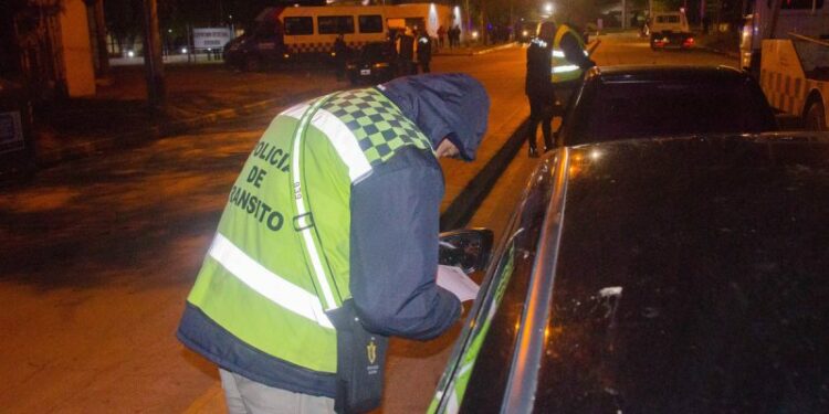 Más de 40 vehículos fueron detenidos y trasladados por infracciones durante la madrugada en Córdoba