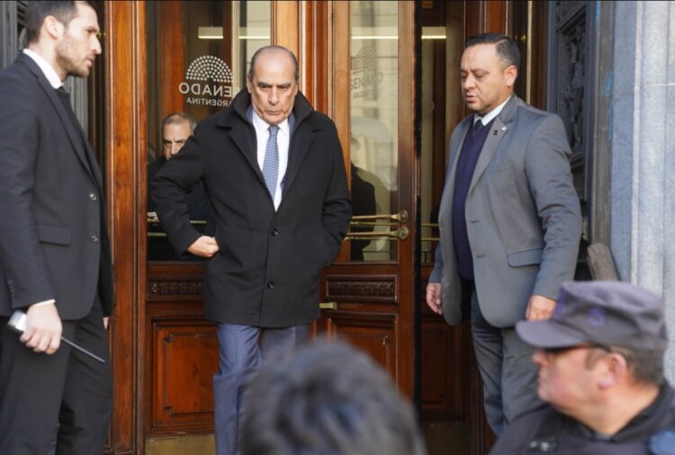 Francos sale del Congreso tras conseguir el apoyo a las iniciativas.