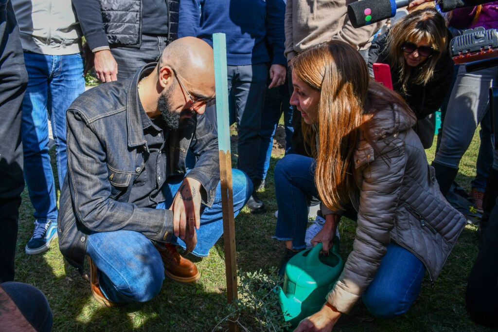 Abel Pintos participó de una nueva plantación de 100 árboles en el Kempes