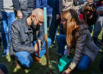Abel Pintos participó de una nueva plantación de 100 árboles en el Kempes