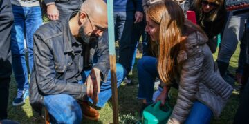 Abel Pintos participó de una nueva plantación de 100 árboles en el Kempes
