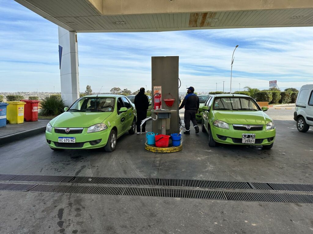 Habilitarán la carga completa de combustible líquido a taxistas y remiseros