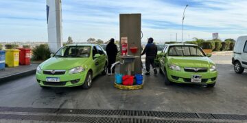 Habilitarán la carga completa de combustible líquido a taxistas y remiseros