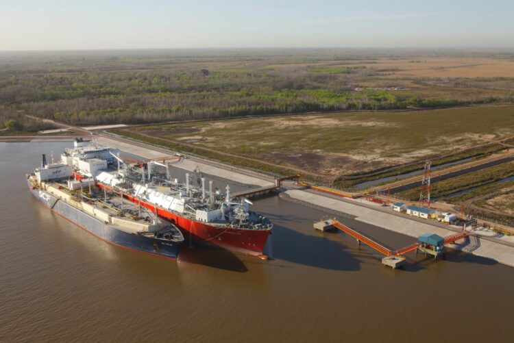 El buque de la empresa brasileña se negaba a descargar el combustible en la planta de Escobar.