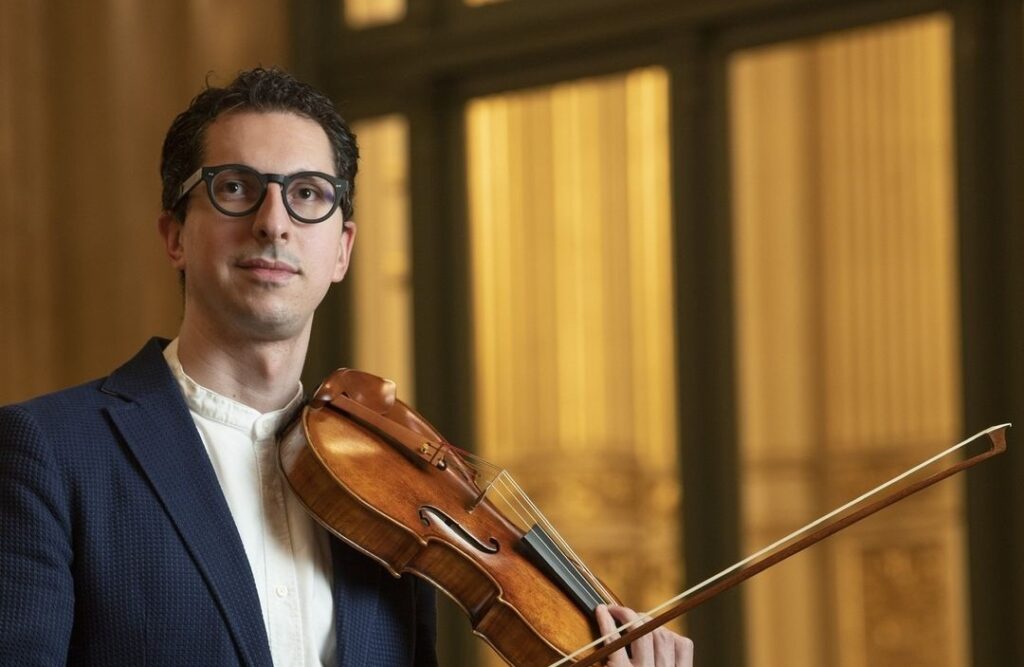 Piano, violín y la compañía de la filarmónica