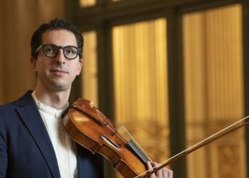 Piano, violín y la compañía de la filarmónica